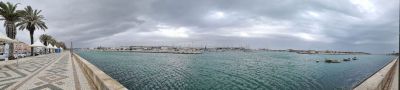 Lagos
Ein Panorama, aufgenommen in Lagos mit Blick von der Promenade, wie ich zu sagen pflege, Richtung Duna Beach.
Die zentrale Strraße also, die durch Lagos führt, die N125 oder auch Av. dos Descobrimentos
Schlüsselwörter: Av. dos Descobrimentos;Lagos;Portugal;Algarve